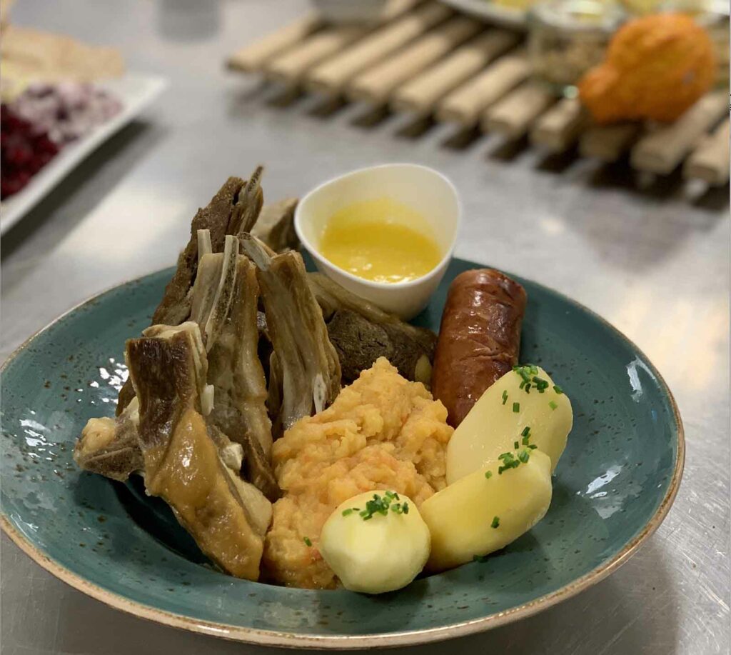 EN JULE À LA CARTE tallerken på et bord.