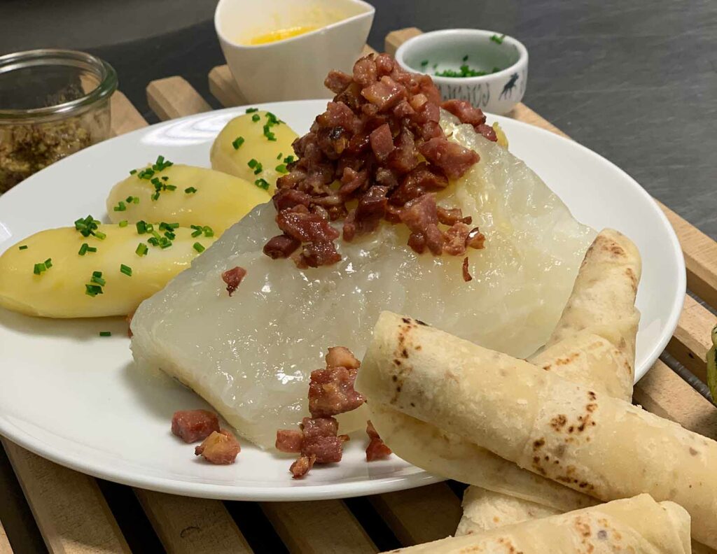 en tallerken med mat på et trebord.