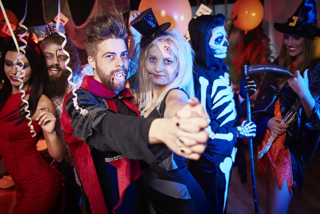 En gruppe mennesker i halloween-kostymer.