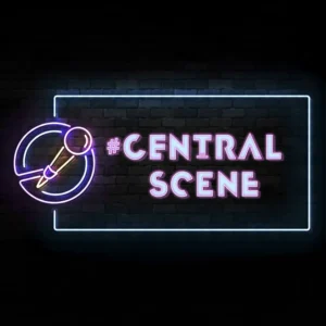 Neonskilt med tekst "#central scene klubbkveld med standup" mot en mørk murveggbakgrunn.