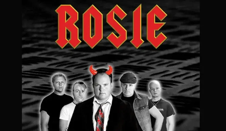 Rosie er på scenen på Central Scene, med en svart bakgrunn bak seg.