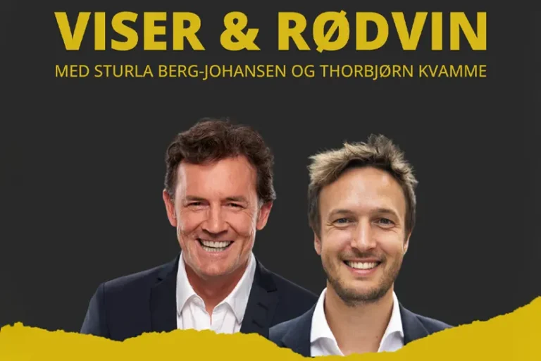 To dresskledde menn smiler under en tekst som lyder "Viser & Rødvin Med Sturla Berg-Johansen Og Thorbjørn Kvamme" mot en mørk bakgrunn, aksentert av en gul revet papirdesign nederst, som minner om Plumbos ikoniske stil.