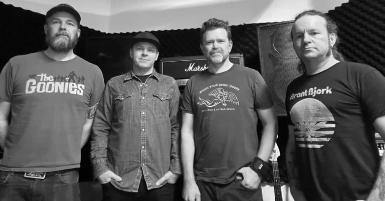 Fire menn står i et musikkstudio med lydutstyr, uformelt kledd og vendt fremover, klare for en episk kveld med Wolfnaut og venner!.