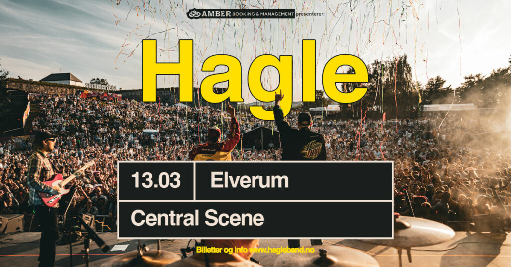 Et band spiller på en utendørsscene foran et stort publikum i solnedgangen, noe som skaper den perfekte stemningen for afternoon tea & påskehygge. Teksten lyder "Hagle, 13.03 Elverum, Central Scene, Billetter og info www.hagleband.no.