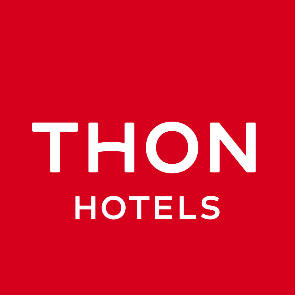 Thon Hotels-logoen på rød bakgrunn, med kontaktinformasjon.